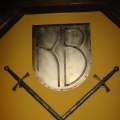 Kovené dekorativní meče a kovaný erb s monogramem výzdoba restaurace U Krbu v obci Klínec