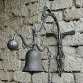Kovaná zvonice s ručně kovaným zvonem, Chameleon